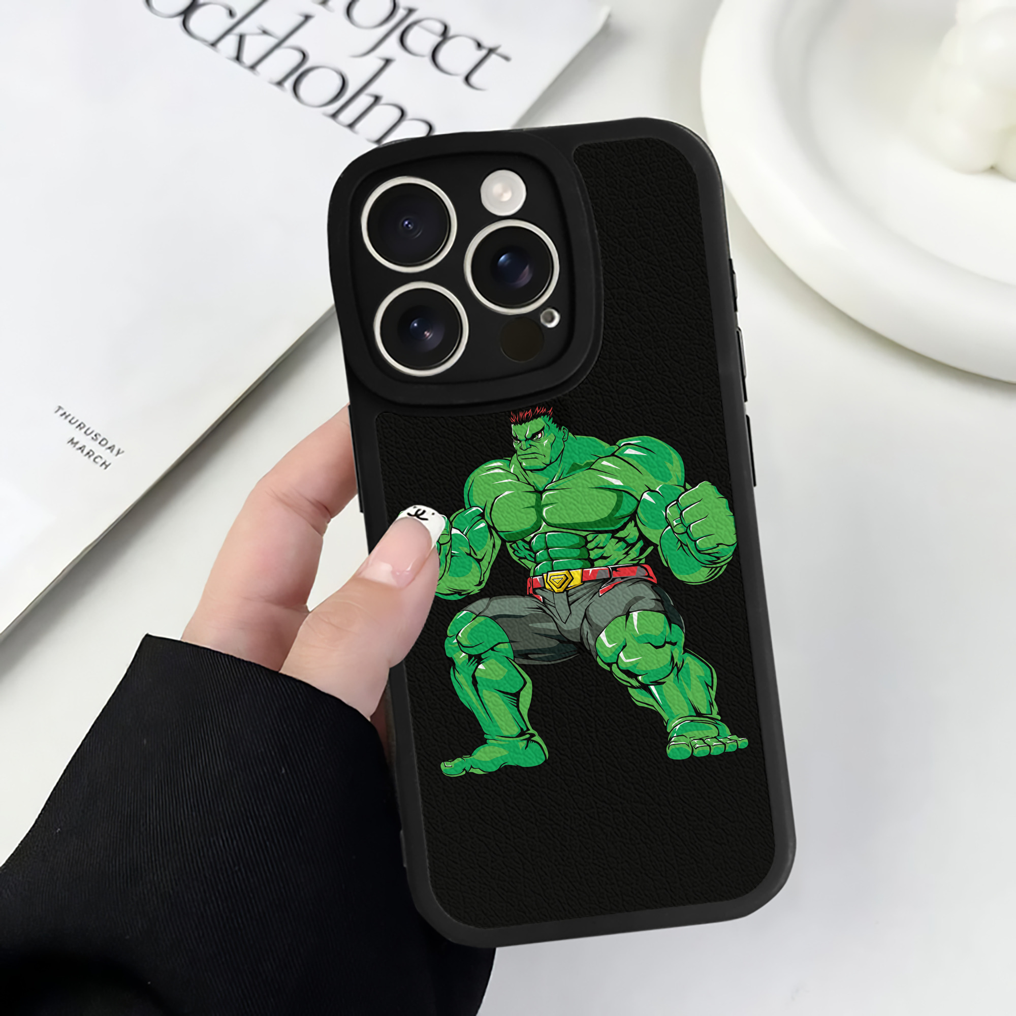 （画像用） アベンジャーズ The Avengers 【iPhone 16シリーズ対応】シリコンスマホケース（レザー調） 材質：シリコン